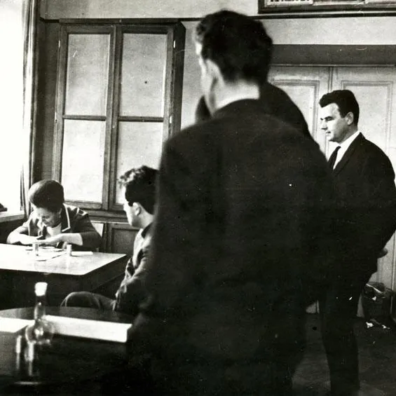 Rem Viktorovich Khokhlov y Ninel Kulagina S. durante el experimento en la MSU. MV Universidad, 1974 (foto de Yevgeny Chernosvitova ©)